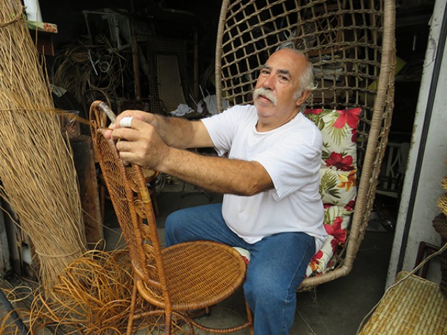 O artesão que aprendeu a profissão com um índio quando era criança, mora no bairro do Cacuia há 47 anos