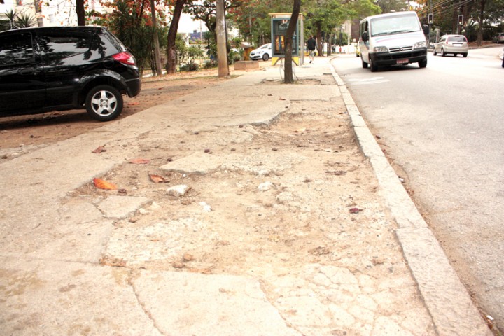A calçada na Rua Cambaúba, altura da Majestosa está repleta de buracos 