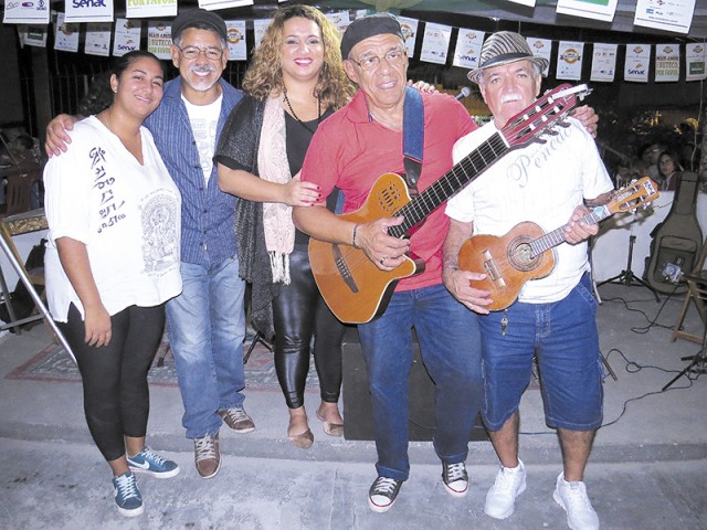 A cantora Nure Guidah (de preto) e a banda são atrações do Pontapé Beach