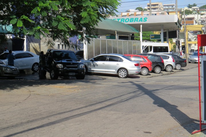Carros estacionados na calçada da Rua Vístula, impedem a passagem de pedestres