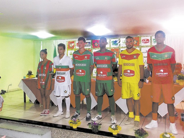 Atletas do clube posam com as camisas para o campeonato carioca de 2015