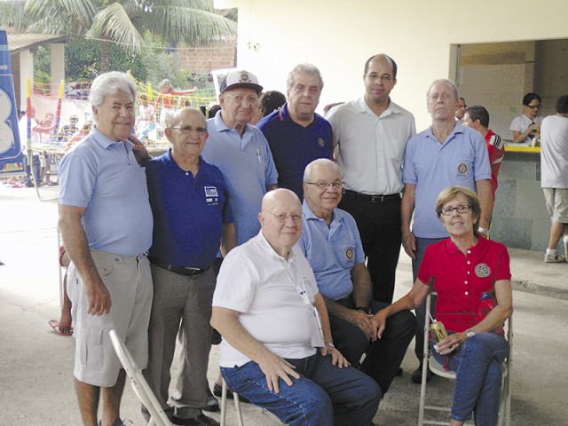 Membros do Rotary Ilha durante a 25º Feira da Saúde e Cidadania promovida pelos rotarianos nas dependências da Igreja N.S. Loreto, no sábado (17)