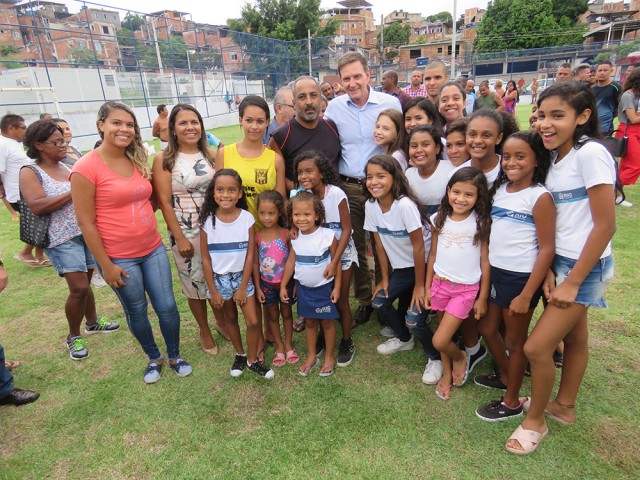 Alunos de escolas municipais e moradores receberam o prefeito e a veradora Tânia