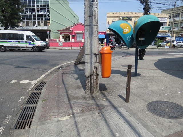 O poste danificado da foto fica na esquina da Estrada da Cacuia com a Rua Sargento João Lopes. Na base, é possível ver as grades internas. Se continuar desse jeito pode vir a cair. Maria das Dores, na Redação