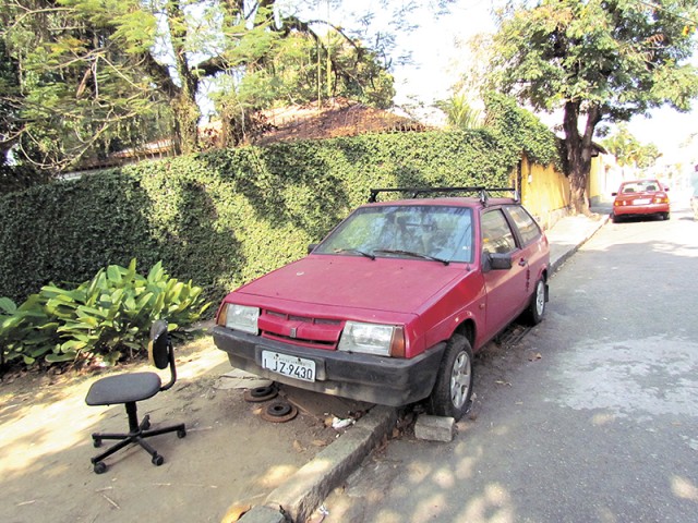 Carro está abandonado há meses na Rua Marapetá