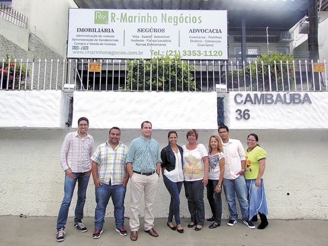 Reuel Marinho (de calça bege) proprietário da R-Marinho Negócios junto com toda a equipe. A empresa presta serviços imobiliários, jurídicos e de seguros, localizada na Rua Cambaúba, 368, Jardim Guanabara