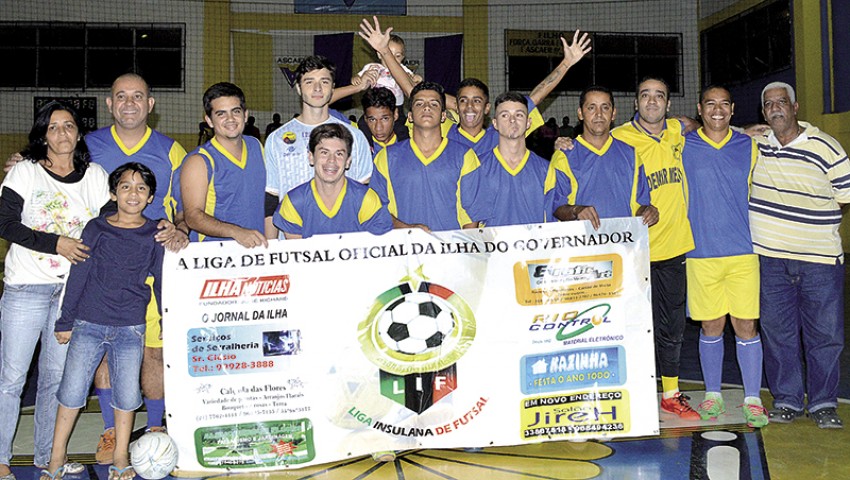 Atletas da equipe Juventude Carioca festejam a conquista do título da primeira divisão da Liga Insulana de Futsal