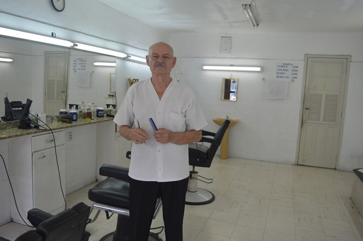 Casimiro é experiente e mantém a tradição da profissão em sua barbearia, onde conquista clientes e amigos