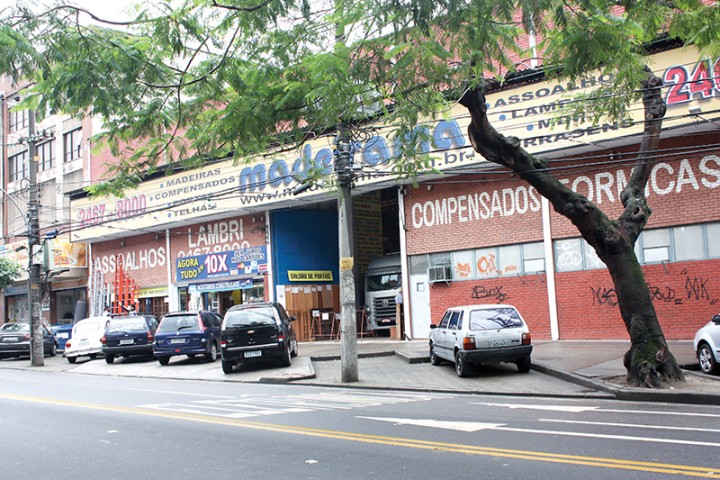 Na Estrada da Cacuia, em frente a loja Madeirama, o poste é o dono da vaga