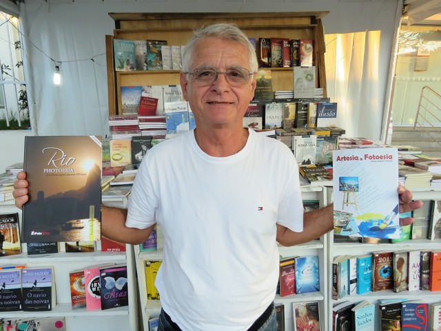 O escritor Paulo Chaves, na Feira Literária da Ilha, mostra dois dos seus quatro livros, publicados