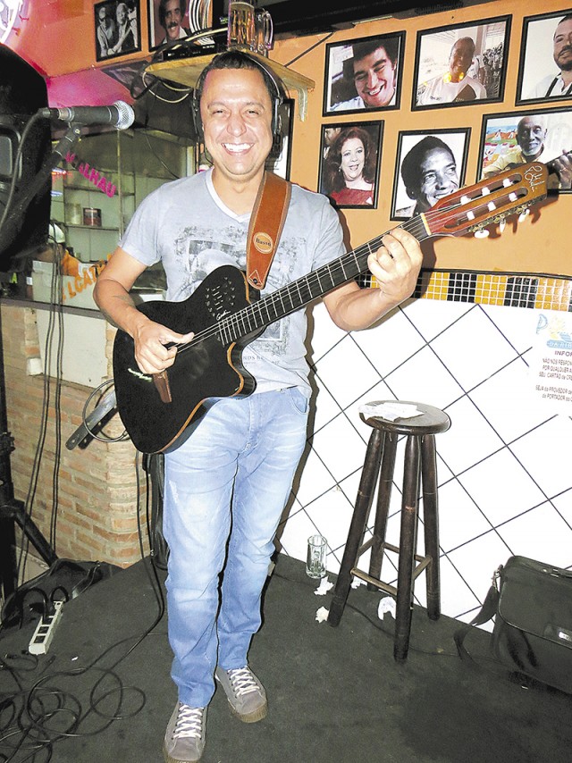 Caio Lima canta MPB no Planeta da Ribeira