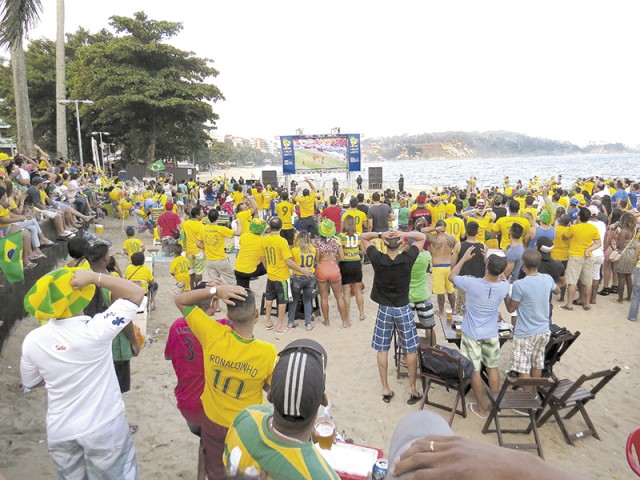Os torcedores viveram momentos de tensão a cada chance do Brasil na partida contra o México na terça (17), ao redor do telão na Praia da Bica