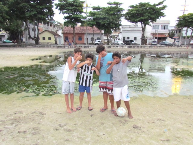 Os moradores Lucas, André, Luiz Henrique e Renan reclamam da água suja que tomou conta de uma grande faixa de areia e os impede de usar o espaço para brincar