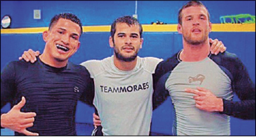 Diego Moraes (ao centro) está treinando os lutadores Anthony Pettis e Pascal Krauss em Milwaukee para os combates no sábado, dia 26 de janeiro, no UFC on Fox 6