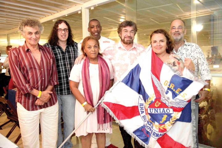 Amigos e parentes de Vinícius de Moraes prestigiaram o lançamento do enredo