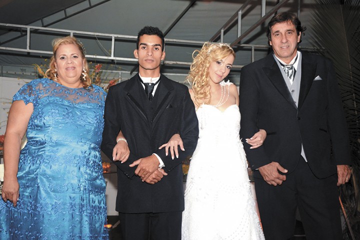 O casal Leandro Silva e Agatha (ao centro) posam junto com os pais da noiva Maria das Graças e Luiz Taufie, da loja Kazinha. O casamento foi no dia sete de setembro em cerimônia realizada na casa de Luiz em Maricá 