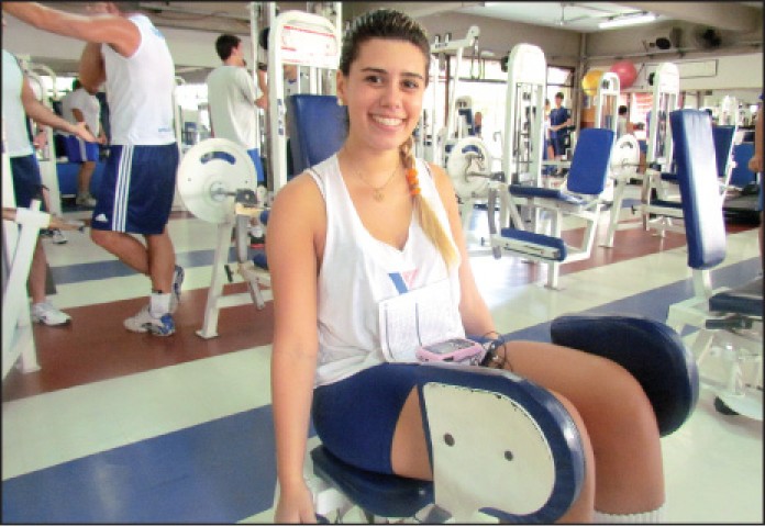 Ana Carolina Barros busca a boa forma através da musculação