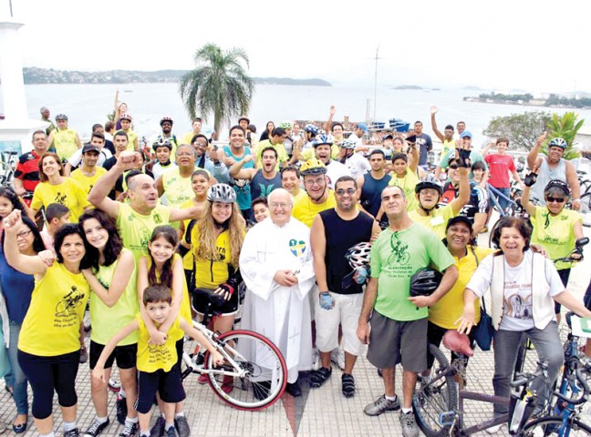 Ciclistas insulanos organizaram um passeio em homenagem a igreja e receberam a benção do pároco