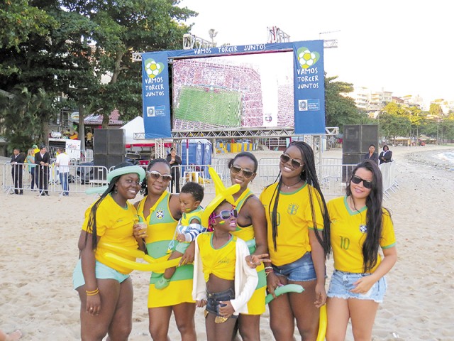 Na Praia da Bica, um telão exibiu a partida da estreia do Brasil na Copa com a presença de muitas crianças e o público comemorou a vitória
