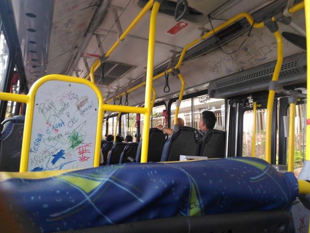 Pixadores vandalizam ônibus da empresa Ideal da linha Bancários/ Aeroporto