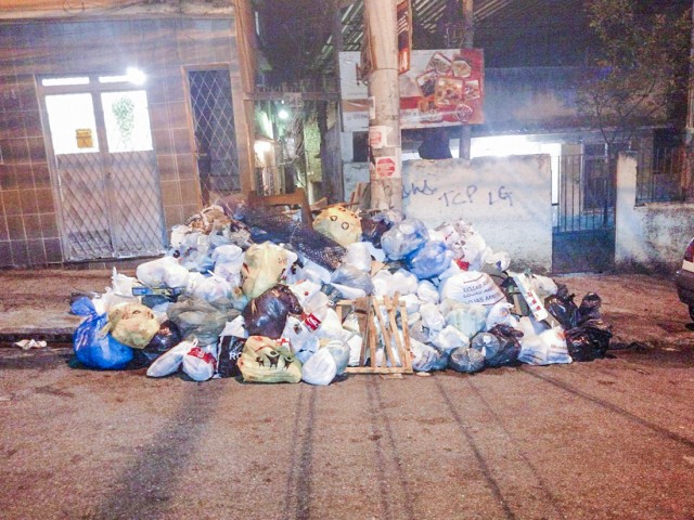 Na Estrada Visconde de Lamare, moradores da região descartam o lixo na rua, causando mau cheiro e atraindo pragas. A passarela na Portuguesa também sofre com a falta de educação de algumas pessoas
