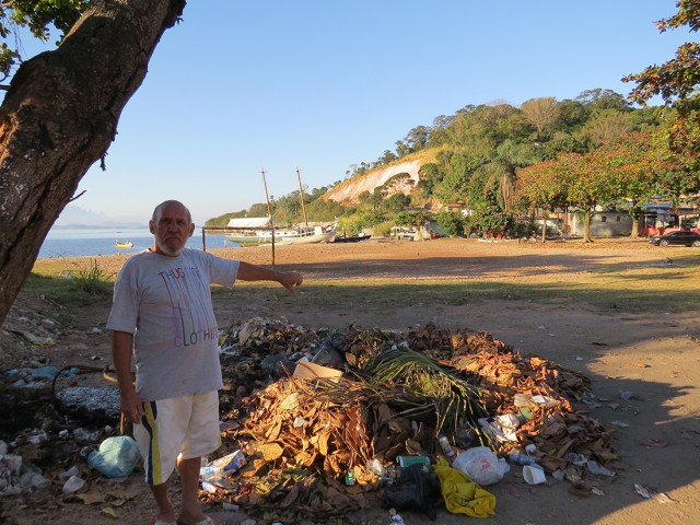 Lixo acumulado na Praia dos Bancários atrai ratos e provoca doenças