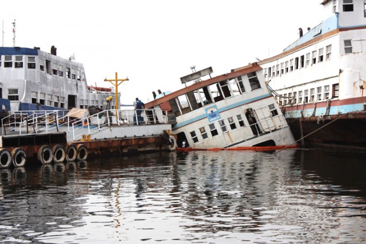 A velha embarcação atracada há mais de um ano, entre outras duas do mesmo porte, da Barcas SA, afundou no último fim de semana
