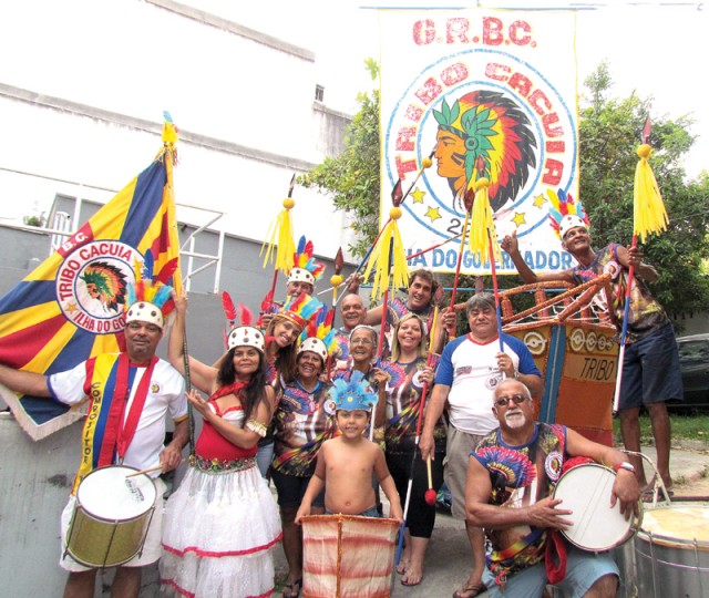 Parte da simática turma do Bloco Tribo Cacuia que desfila na Avenida Rio Branco, na terça de Carnaval