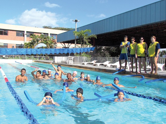 A criançada se diverte com as atividades nas piscinas do Parque Aquático e aprendem a nadar auxiliados pela equipe de professores