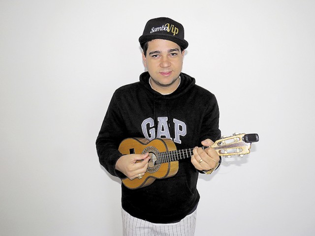 O cantor Jayme Neto é a atração do Samba Vip, no Governador I. C.