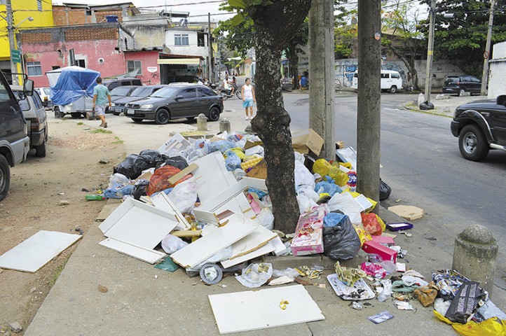 Acúmulo de lixo perto do acesso à Praia da Rosa ocupa a calçada e deixa mau cheiro