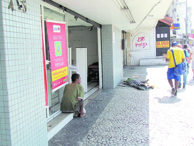 Os mendigos dormem ou pedem dinheiro nas calçadas em frente ao comércio