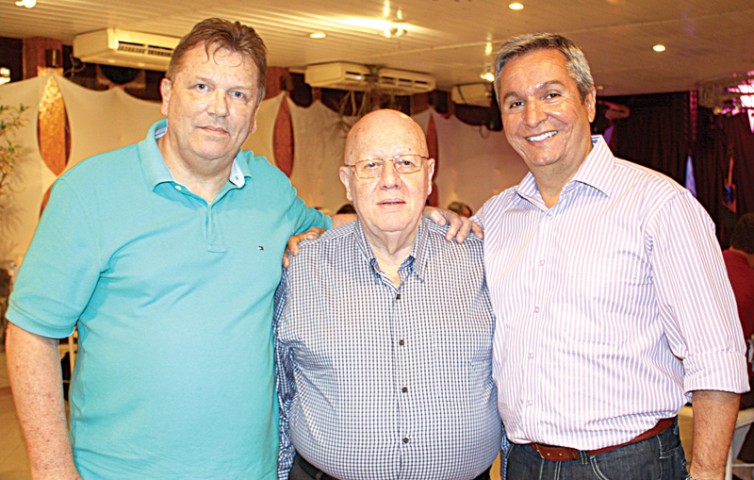 José Richard, presidente da Aceig, e os médicos Sylvio Regalla e Rômulo Capello em evento da Somei