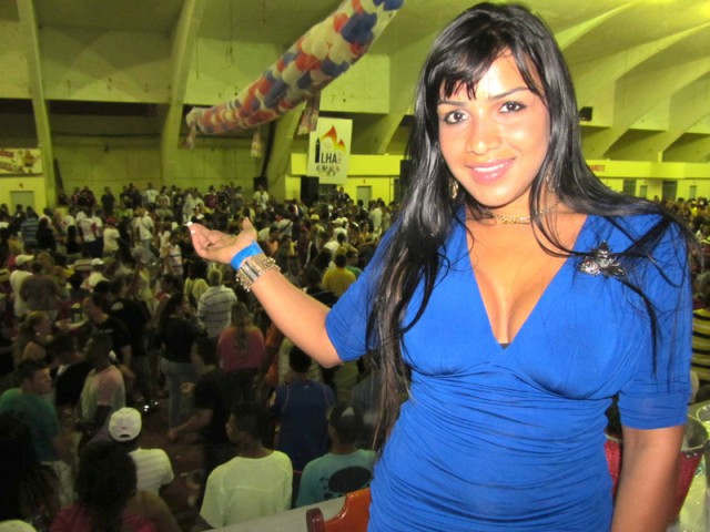 A dançarina Mariana Souza no camarote da União no último domingo