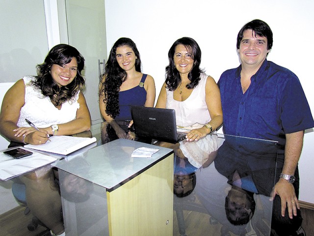 A empresária Luciene ao lado da filha Priscila e do marido Alexandre Guimarães, juntos com a corretora Glaucia Medeiros (à esquerda) formam a equipe da nova imobiliária Luciene Leite Imóveis
