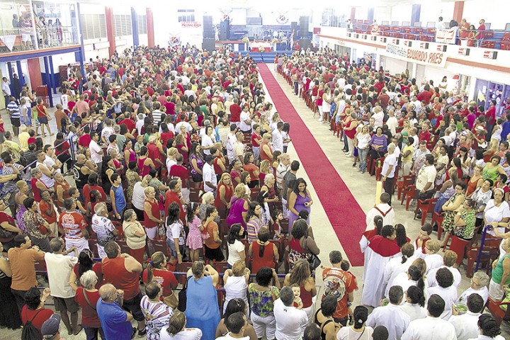 O público lotou a quadra para assistir a missa em homenagem a São Jorge
