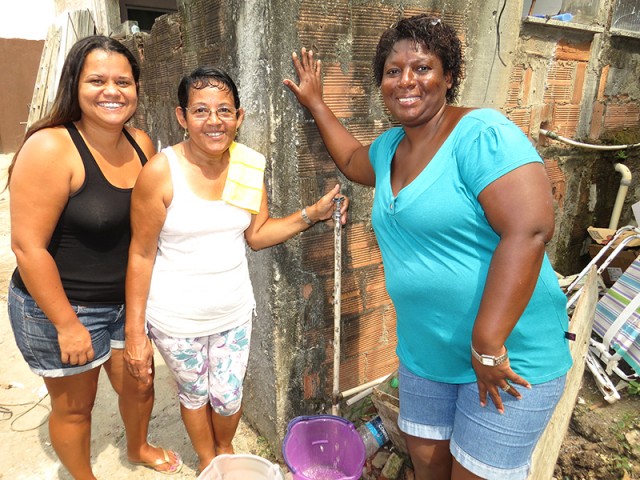 As moradoras Regina, Vera e Arlete não passam mais sufoco, pois agora tem água na torneira
