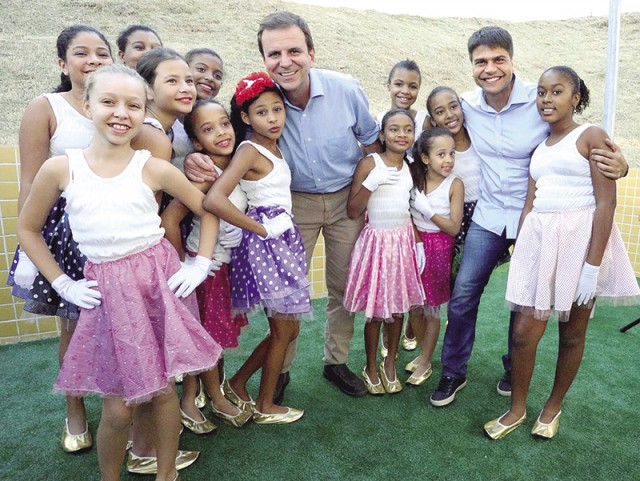 Crianças da comunidade ao lado de Eduardo Paes e do Secretário Pedro Paulo durante a inauguração