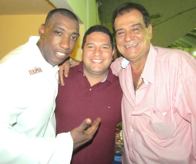 Ito Melodia, o subsecretário de governo Ronnie Costa e Ney Filardi durante a final da escolha do samba-enredo de 2012 da União da Ilha no domingo (16)